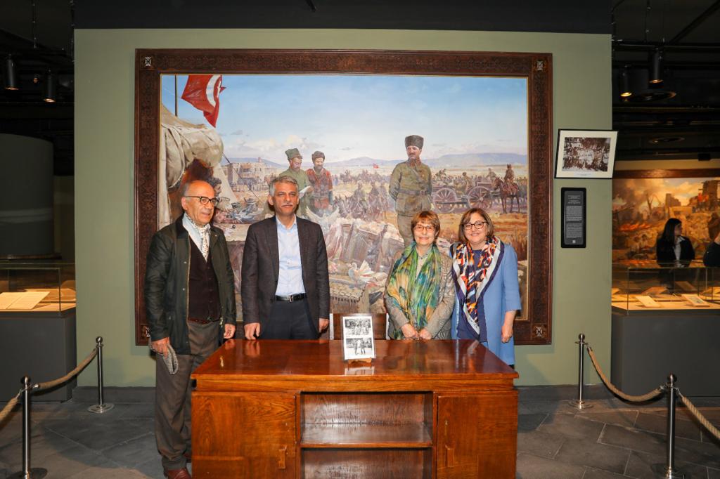Selahaddin Adil Paşa’nın İstanbul’daki çalışması esnasında kullandığı masa artık Panorama 25 Aralık Müzesinde !