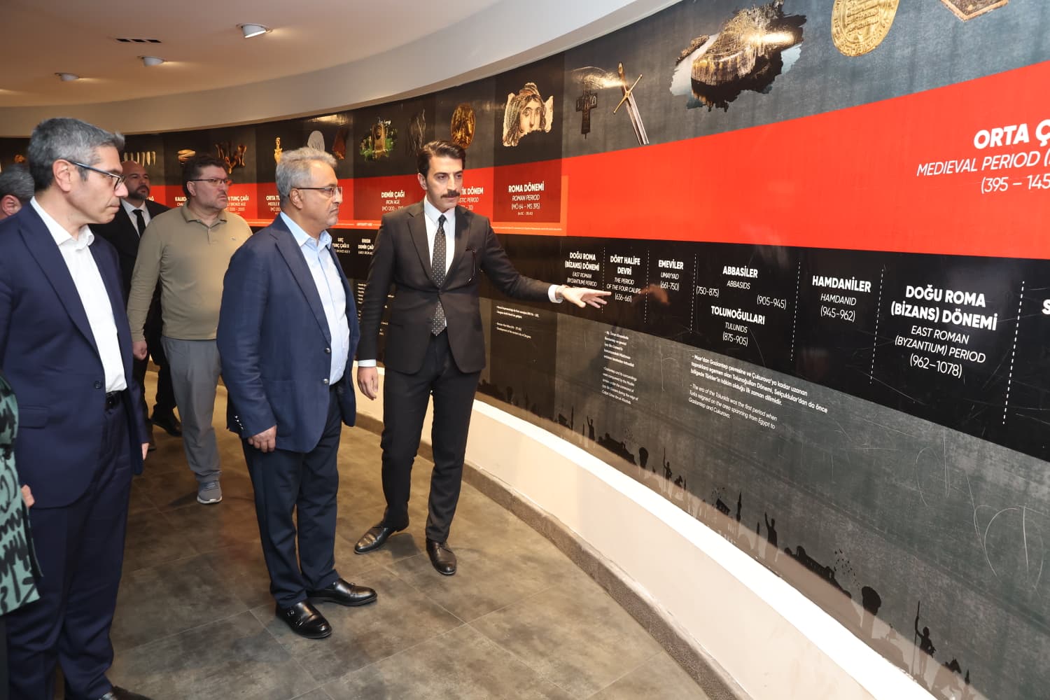 Türk Hava Yolları Yönetim Kurulu Başkanı Prof. Dr. Ahmet Bolat, Panorama 25 Aralık Müzesi’ni ziyaret ederek müzemizin tarihsel atmosferini yerinde deneyimledi.